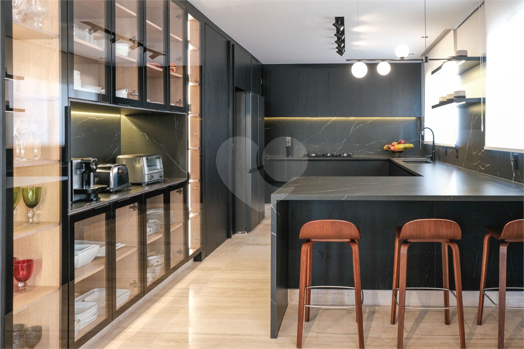 Apartamento reformado a passos da Rua Curitiba 