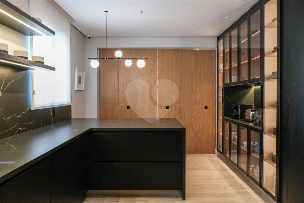 Apartamento reformado a passos da Rua Curitiba 