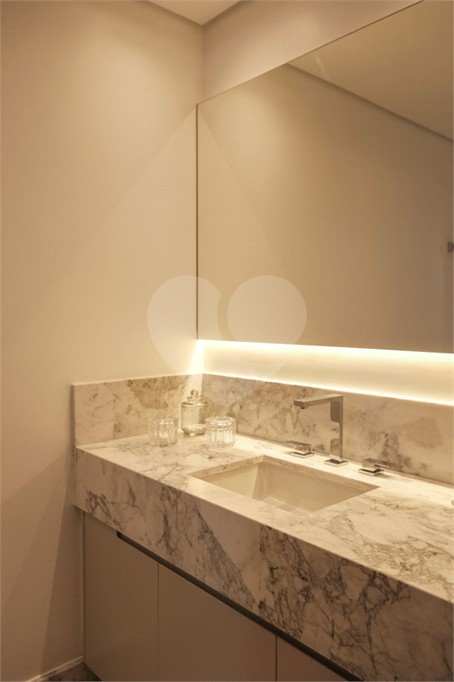 Apartamento reformado a passos da Rua Curitiba 