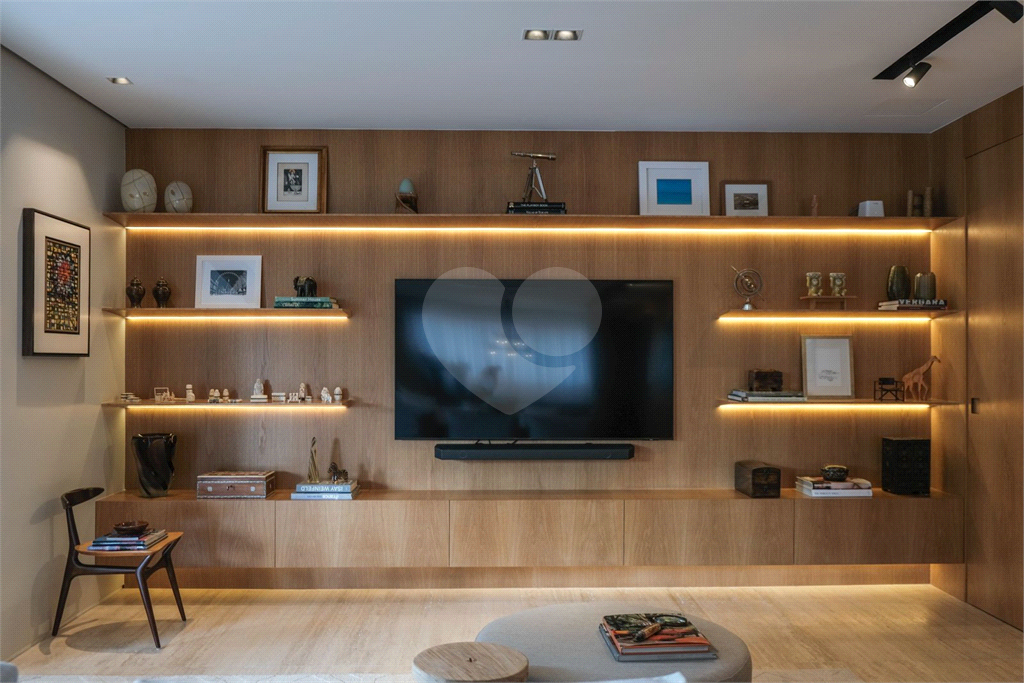 Apartamento reformado a passos da Rua Curitiba 