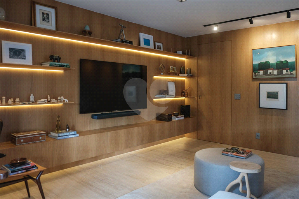 Apartamento reformado a passos da Rua Curitiba 