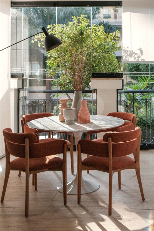 Apartamento reformado a passos da Rua Curitiba 