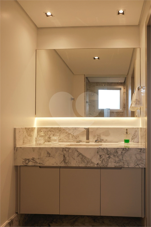 Apartamento reformado a passos da Rua Curitiba 