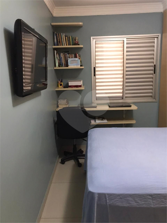 Apartamento com piso porcelanato e guarda roupas embutidos.