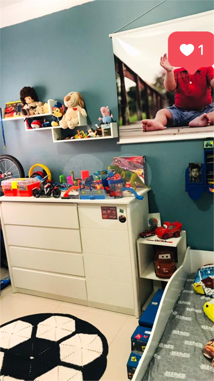 Apartamento com piso porcelanato e guarda roupas embutidos.