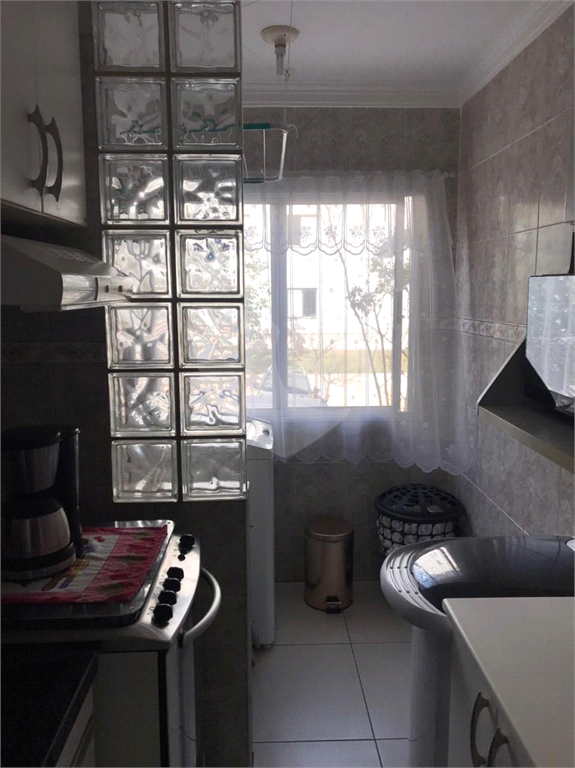 Apartamento com piso porcelanato e guarda roupas embutidos.