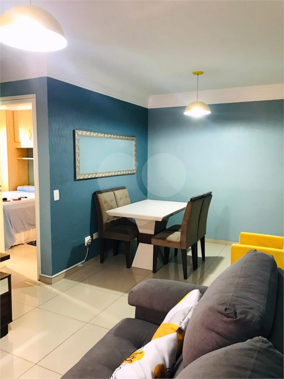 Apartamento com piso porcelanato e guarda roupas embutidos.