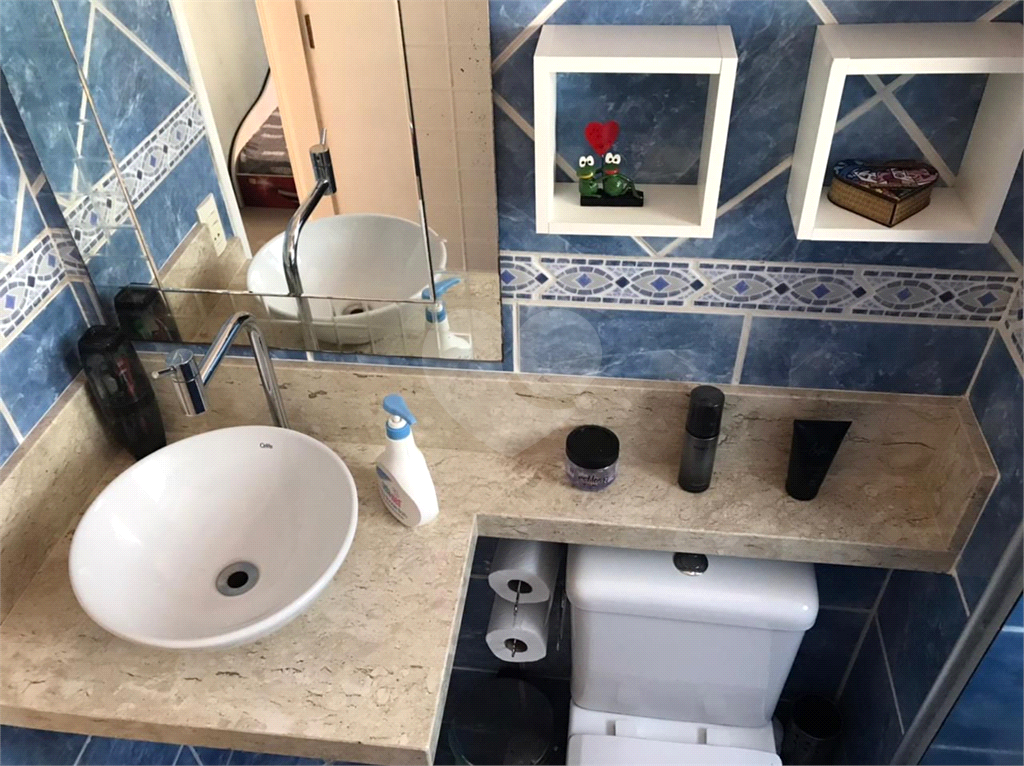 Apartamento com piso porcelanato e guarda roupas embutidos.