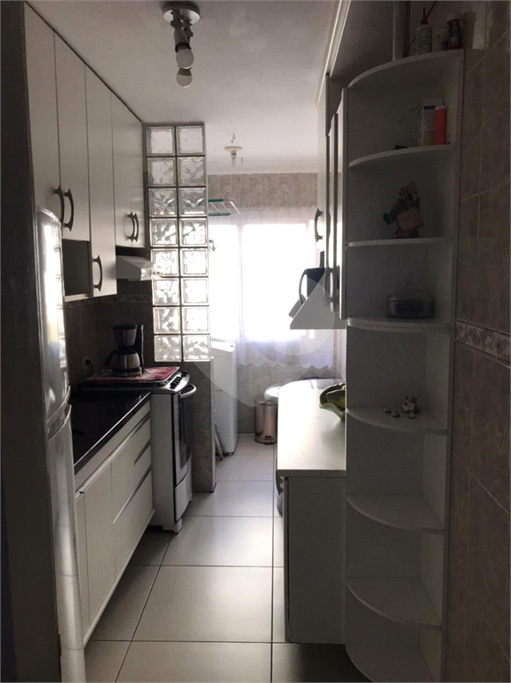 Apartamento com piso porcelanato e guarda roupas embutidos.