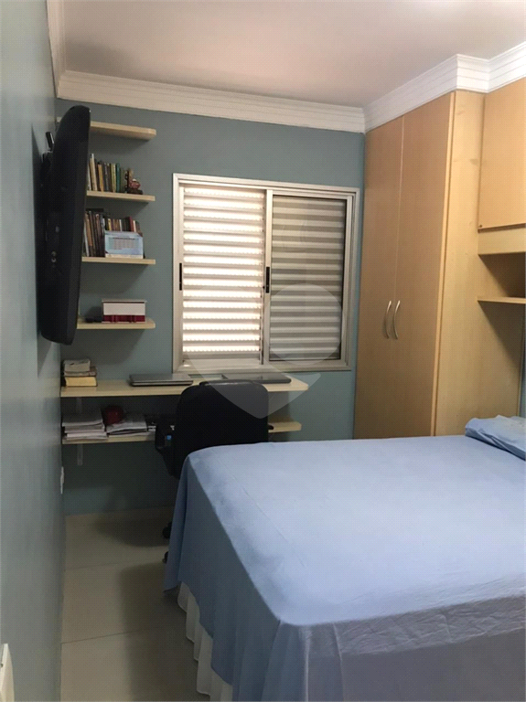 Apartamento com piso porcelanato e guarda roupas embutidos.