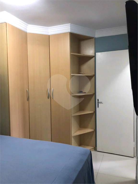 Apartamento com piso porcelanato e guarda roupas embutidos.