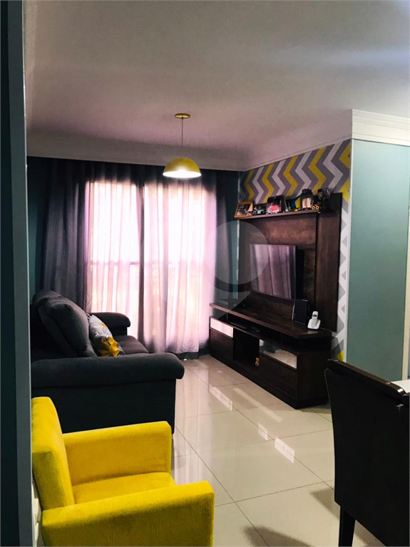 Apartamento com piso porcelanato e guarda roupas embutidos.