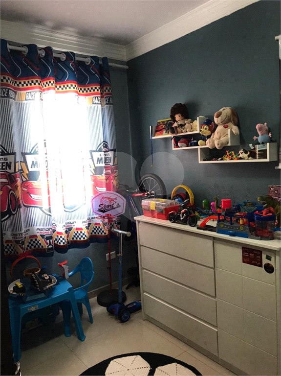 Apartamento com piso porcelanato e guarda roupas embutidos.
