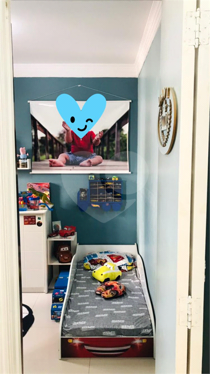Apartamento com piso porcelanato e guarda roupas embutidos.
