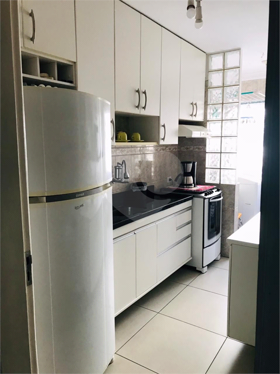 Apartamento com piso porcelanato e guarda roupas embutidos.