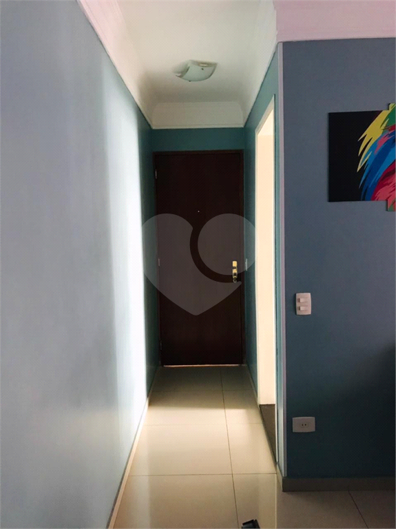 Apartamento com piso porcelanato e guarda roupas embutidos.