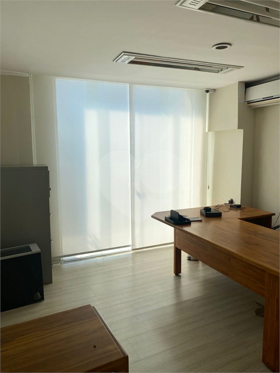 Sala Comercial - com sacada no Centro de São Paulo 107 m²
