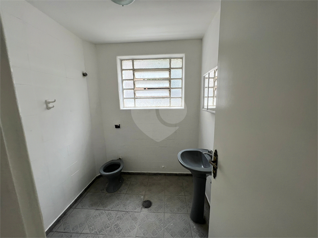 Espaçoso sobrado comercial com 06 salas, 03 banheiros, vaga de garagem