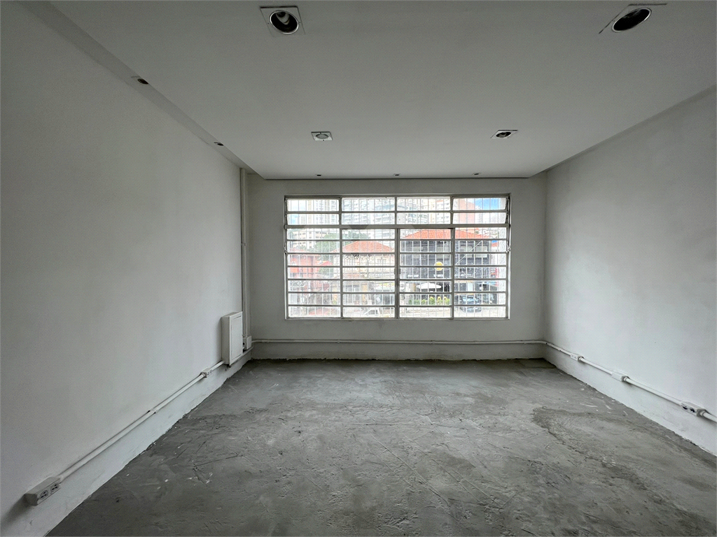 Espaçoso sobrado comercial com 06 salas, 03 banheiros, vaga de garagem