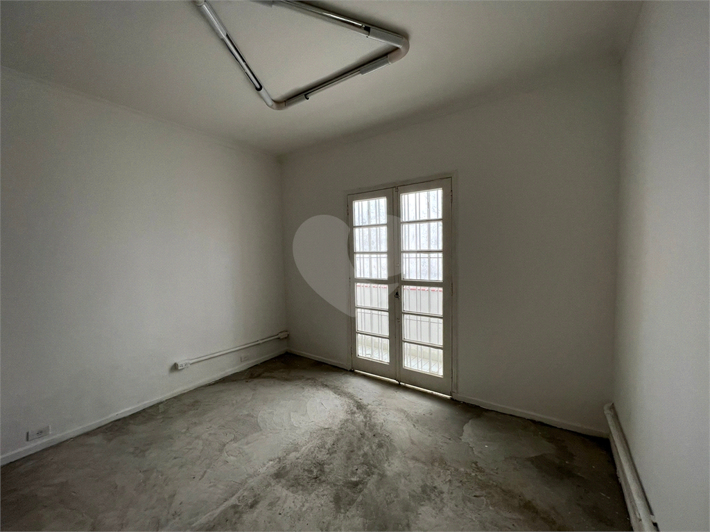 Espaçoso sobrado comercial com 06 salas, 03 banheiros, vaga de garagem