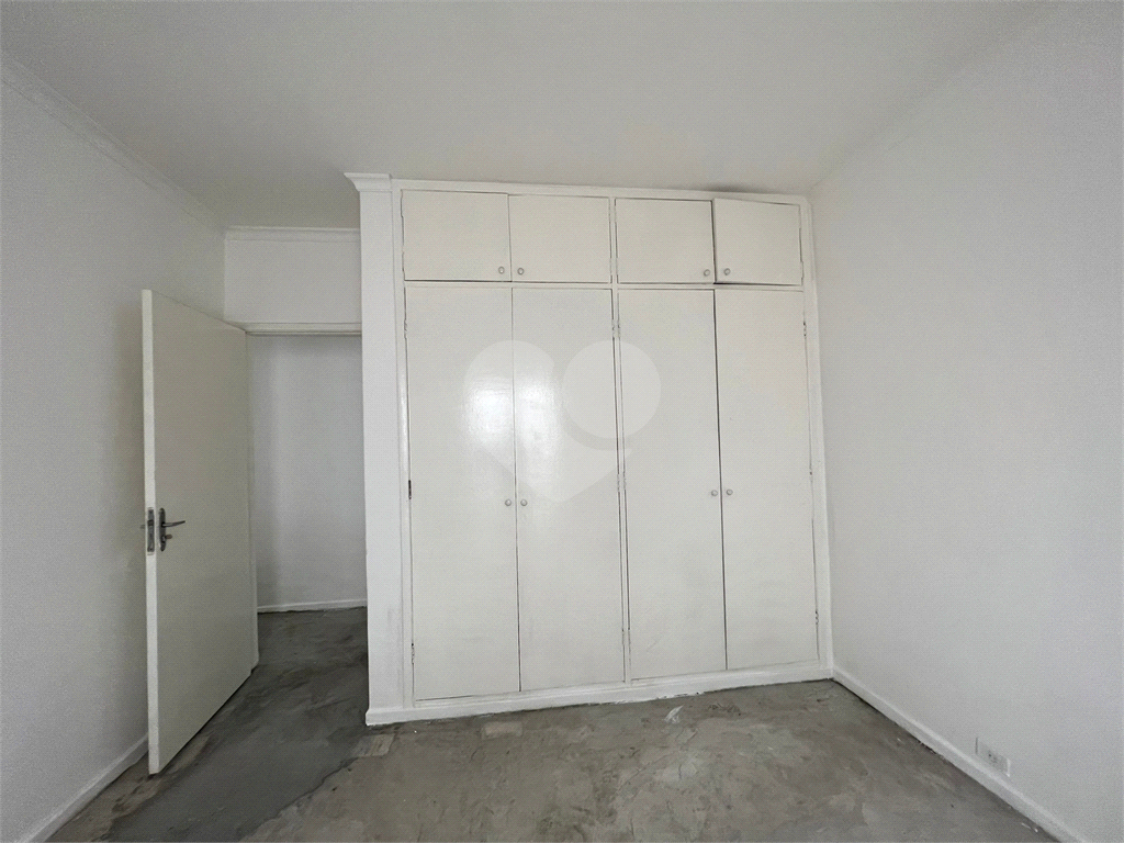 Espaçoso sobrado comercial com 06 salas, 03 banheiros, vaga de garagem