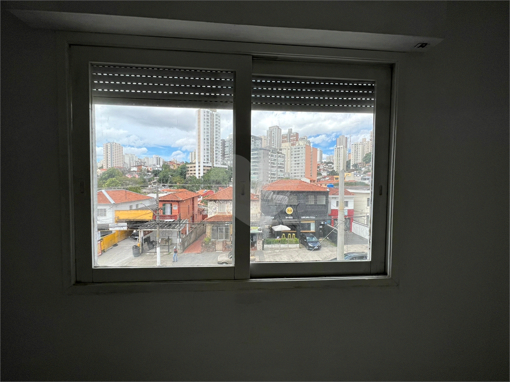 Espaçoso sobrado comercial com 06 salas, 03 banheiros, vaga de garagem