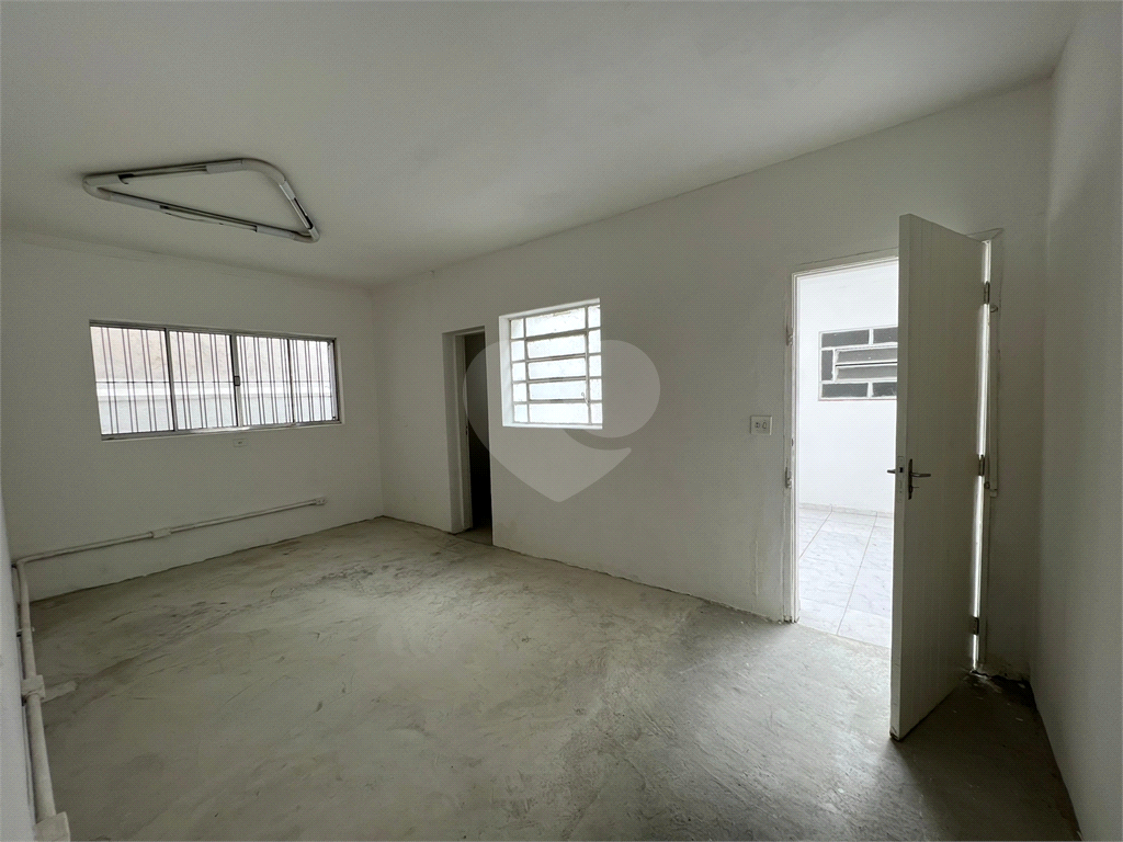 Espaçoso sobrado comercial com 06 salas, 03 banheiros, vaga de garagem