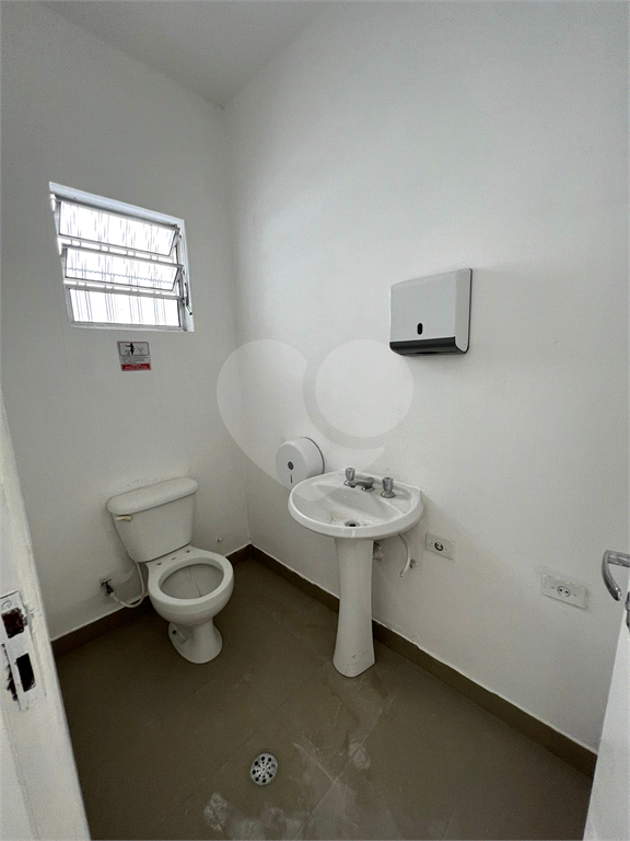Espaçoso sobrado comercial com 06 salas, 03 banheiros, vaga de garagem