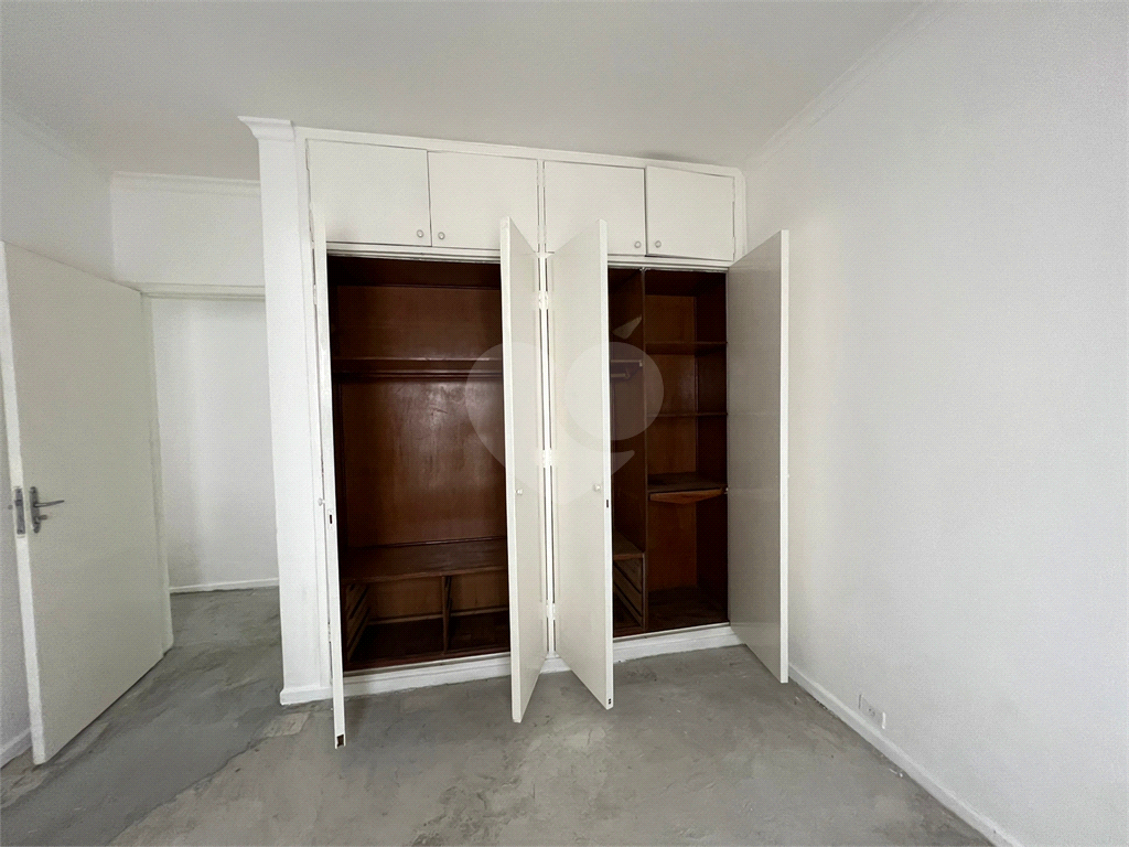Espaçoso sobrado comercial com 06 salas, 03 banheiros, vaga de garagem
