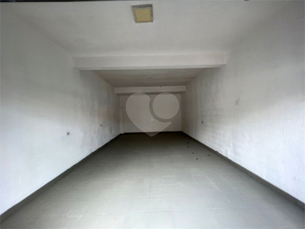 Espaçoso sobrado comercial com 06 salas, 03 banheiros, vaga de garagem