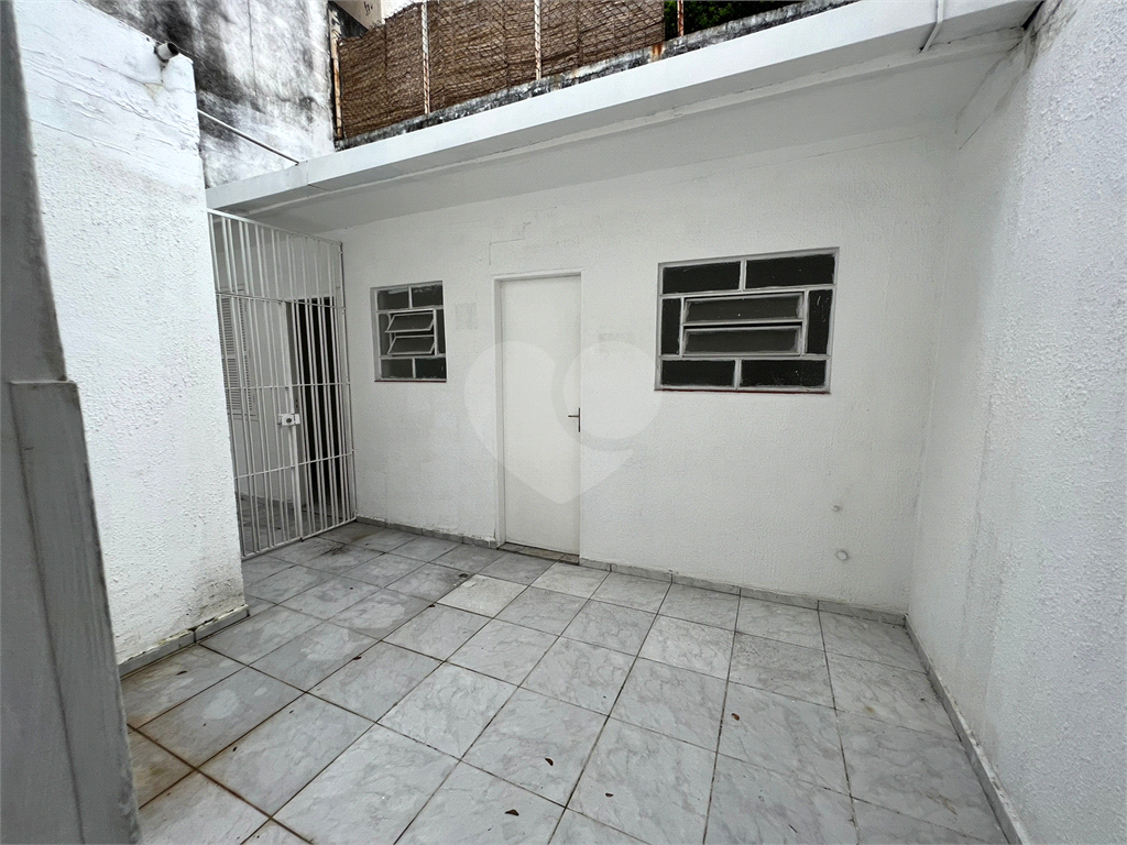 Espaçoso sobrado comercial com 06 salas, 03 banheiros, vaga de garagem