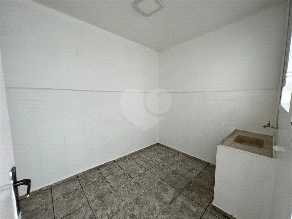 Espaçoso sobrado comercial com 06 salas, 03 banheiros, vaga de garagem