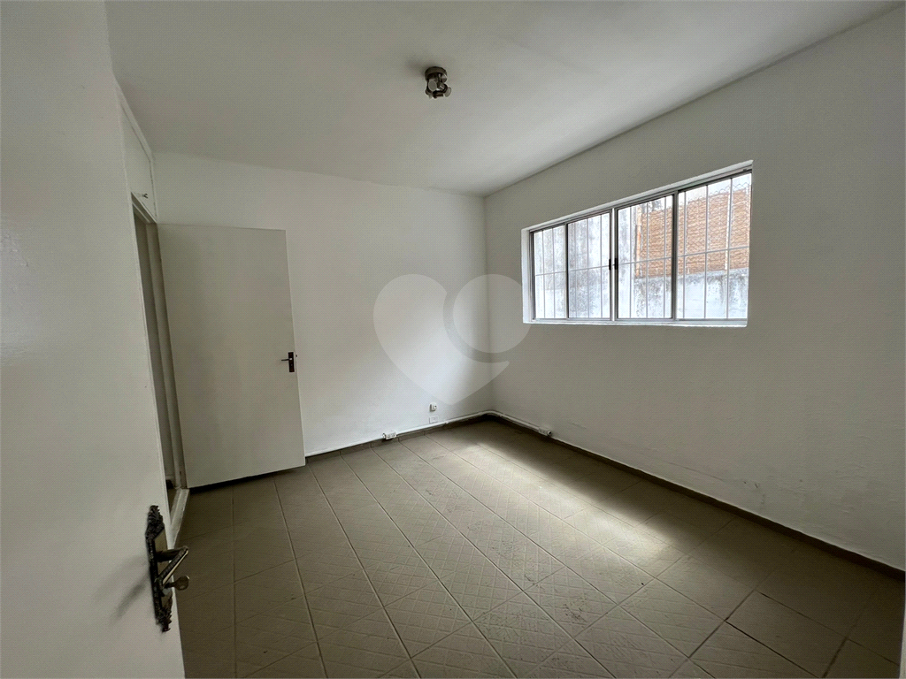 Espaçoso sobrado comercial com 06 salas, 03 banheiros, vaga de garagem