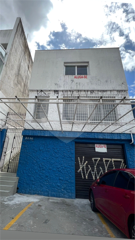 Espaçoso sobrado comercial com 06 salas, 03 banheiros, vaga de garagem