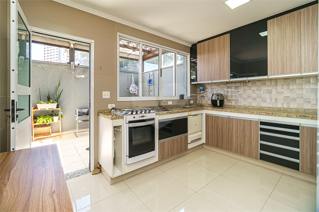 Casa em Condomínio com 3 dorms, 1 suíte, 3 vagas