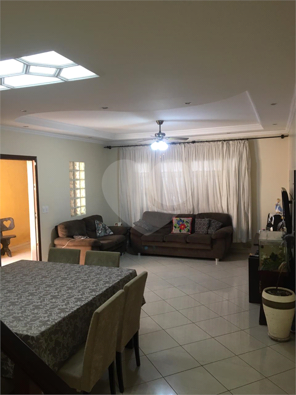 Sobrado à venda com 3 quartos, 220m² - Foto 1