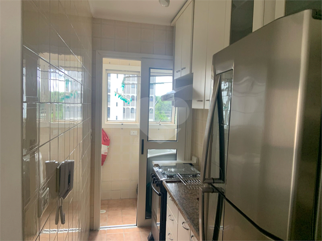 Apartamento mobiliado com um dormitório em Moema para locação.
