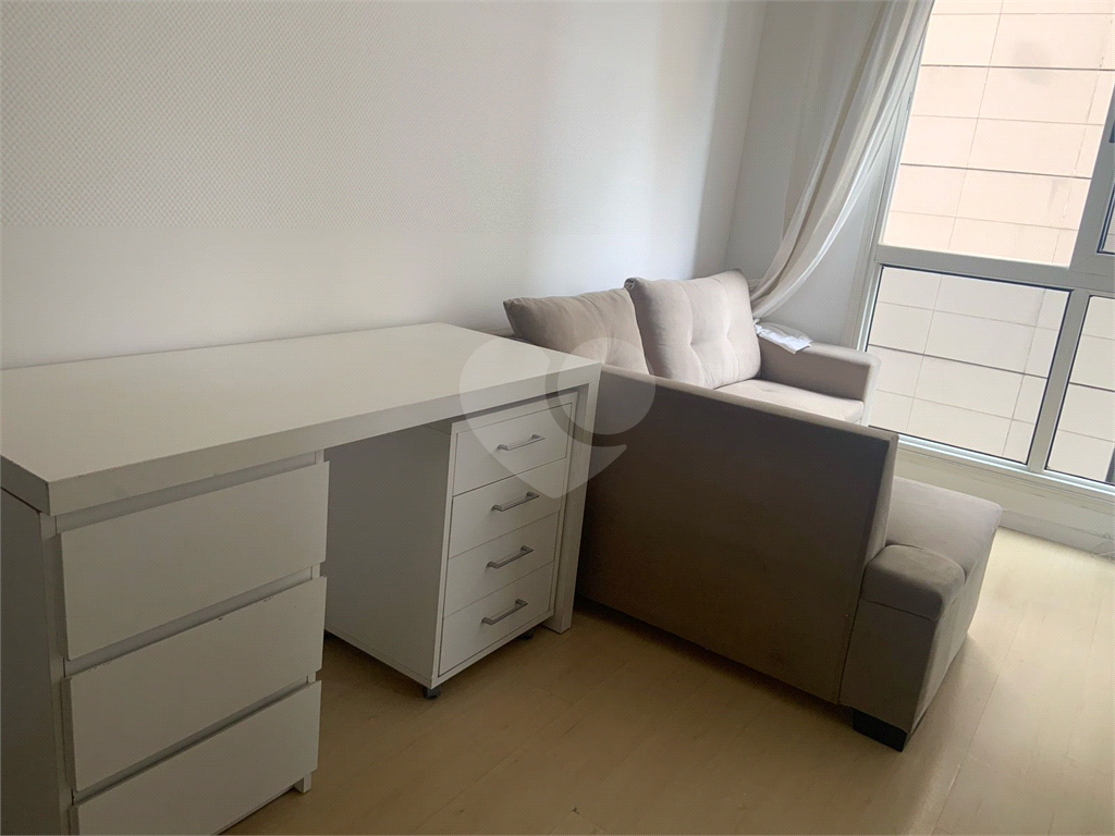 Apartamento mobiliado com um dormitório em Moema para locação.