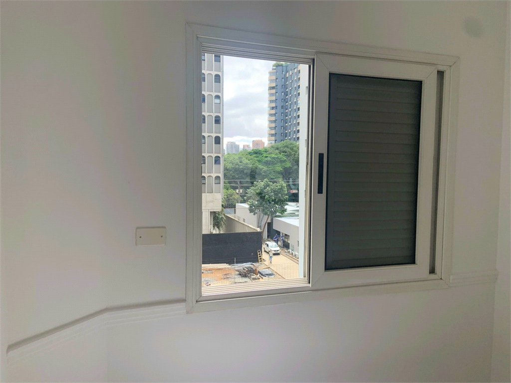 Apartamento mobiliado com um dormitório em Moema para locação.