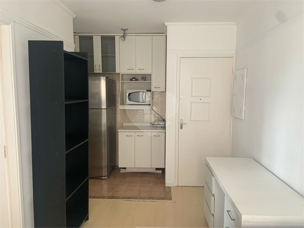 Apartamento mobiliado com um dormitório em Moema para locação.