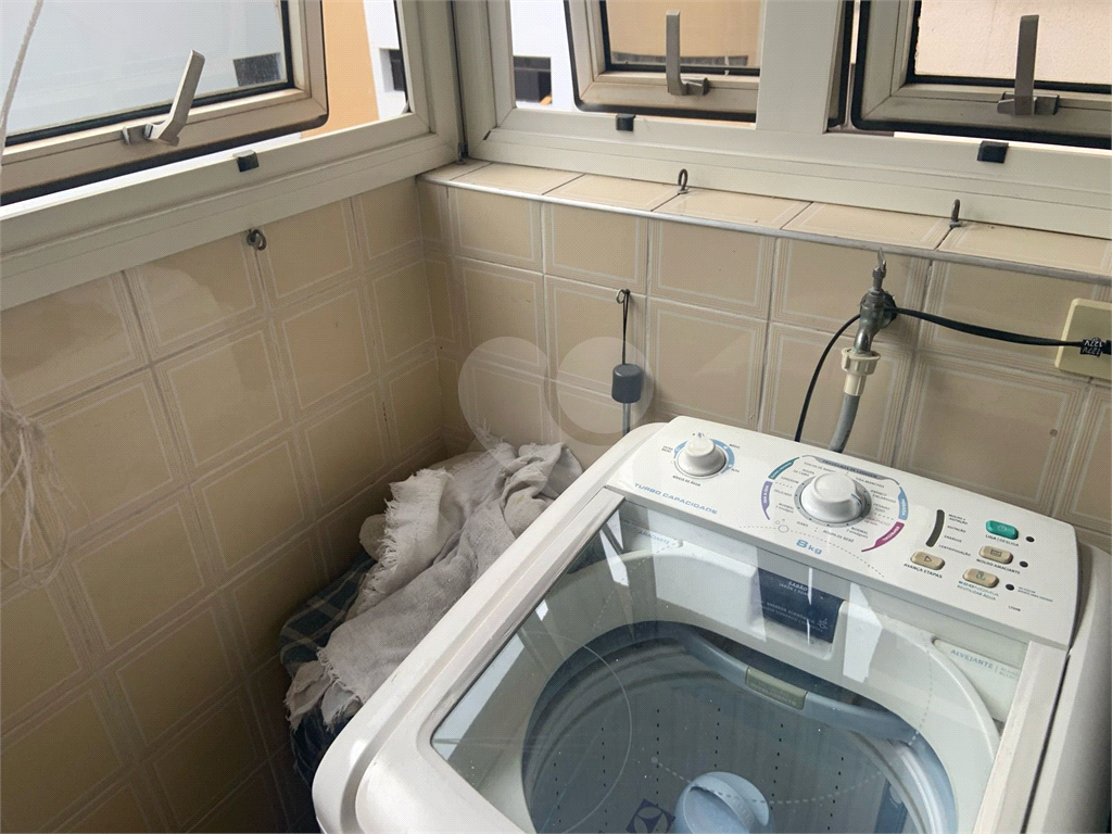 Apartamento mobiliado com um dormitório em Moema para locação.