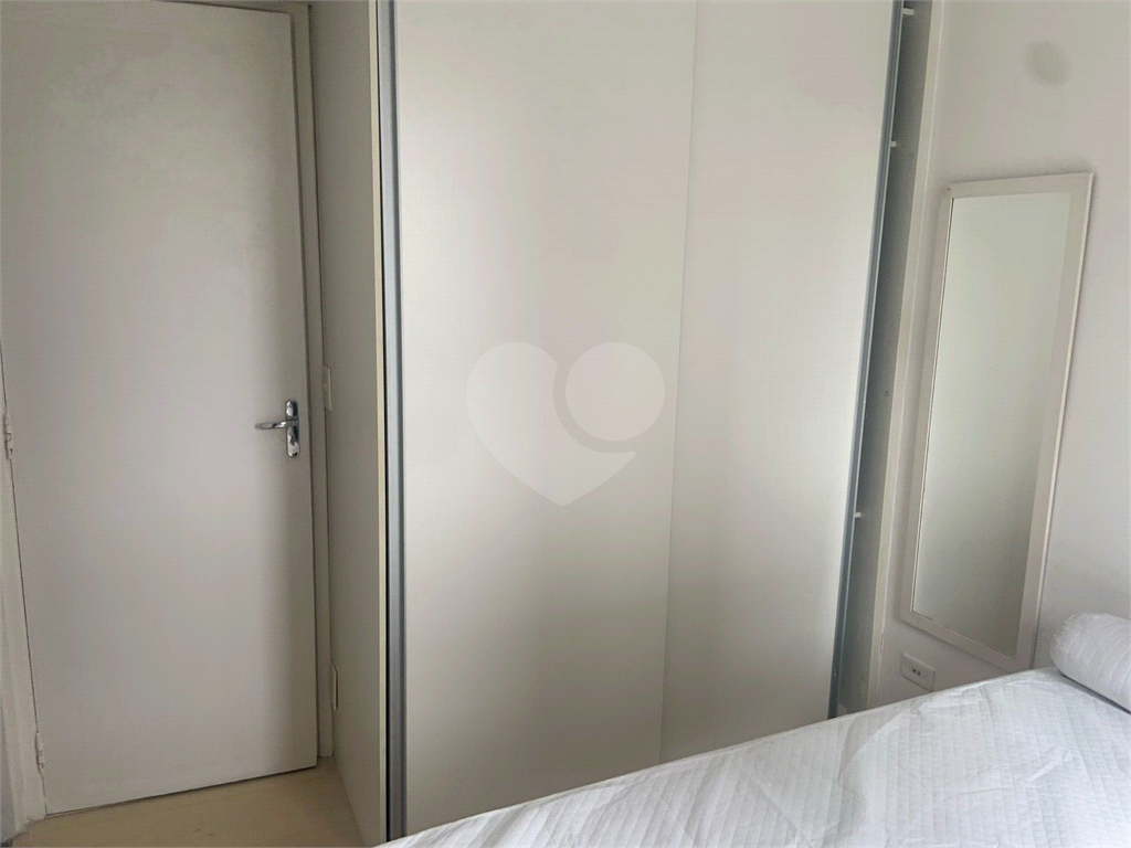 Apartamento mobiliado com um dormitório em Moema para locação.