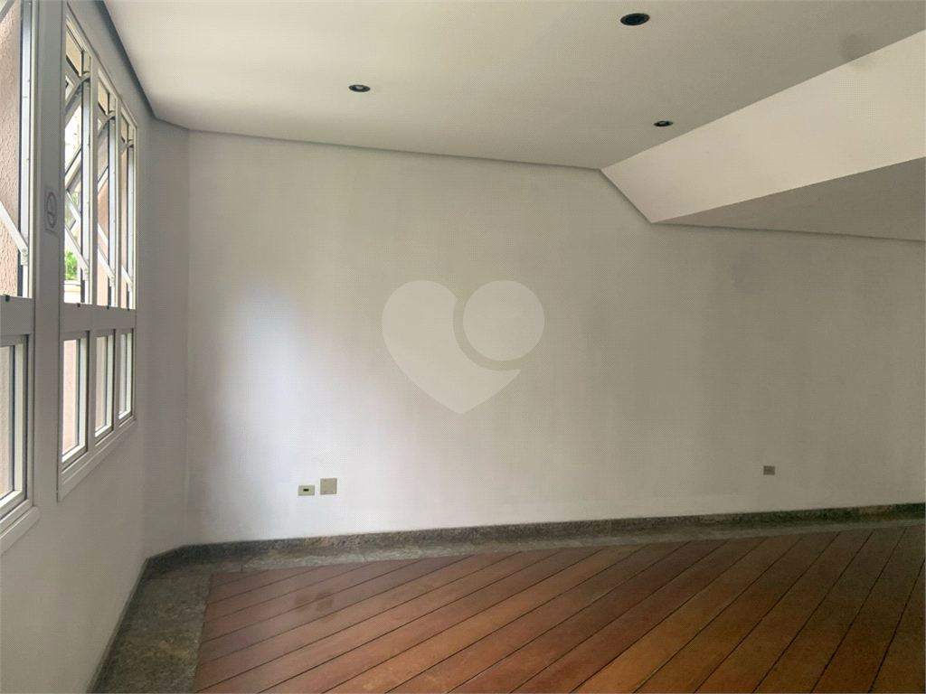 Apartamento mobiliado com um dormitório em Moema para locação.