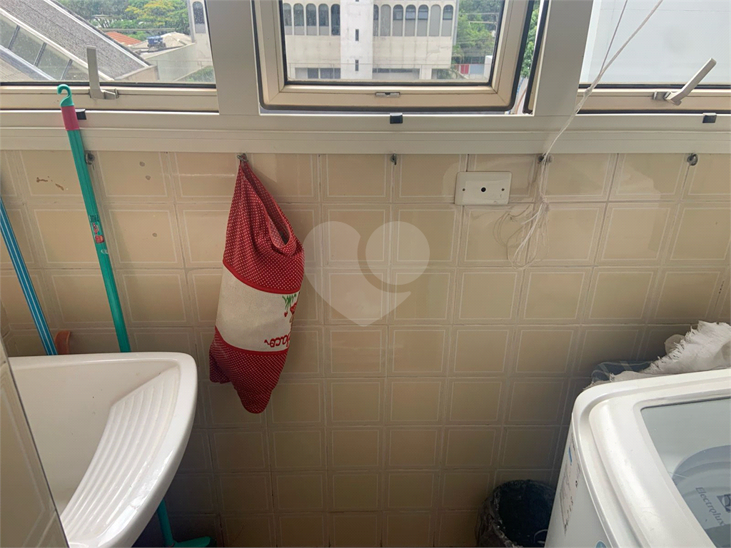 Apartamento mobiliado com um dormitório em Moema para locação.