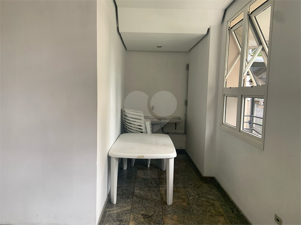 Apartamento mobiliado com um dormitório em Moema para locação.
