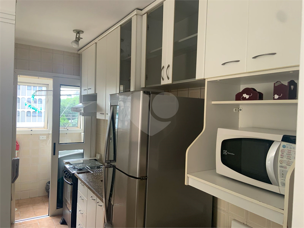 Apartamento mobiliado com um dormitório em Moema para locação.