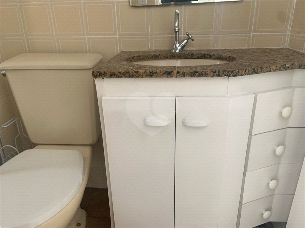 Apartamento mobiliado com um dormitório em Moema para locação.
