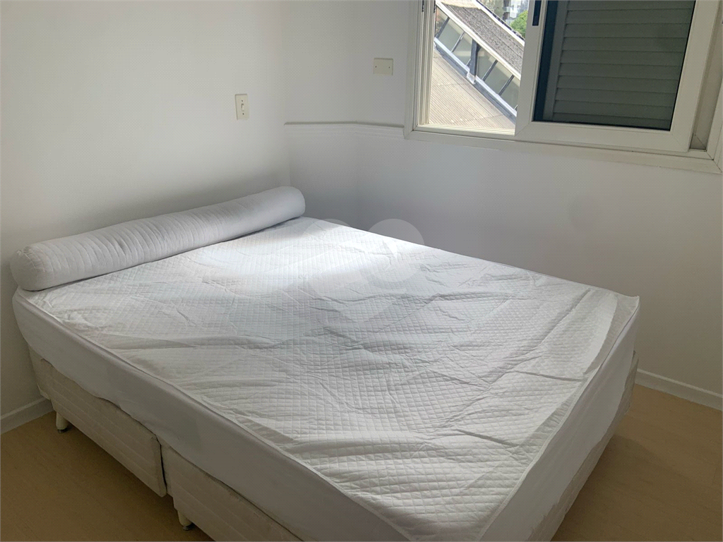 Apartamento mobiliado com um dormitório em Moema para locação.