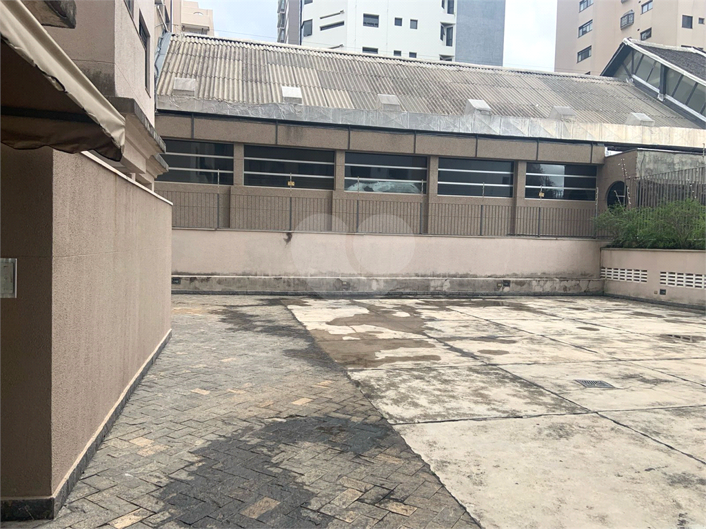 Apartamento mobiliado com um dormitório em Moema para locação.