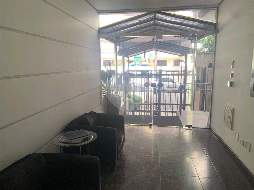 Apartamento mobiliado com um dormitório em Moema para locação.